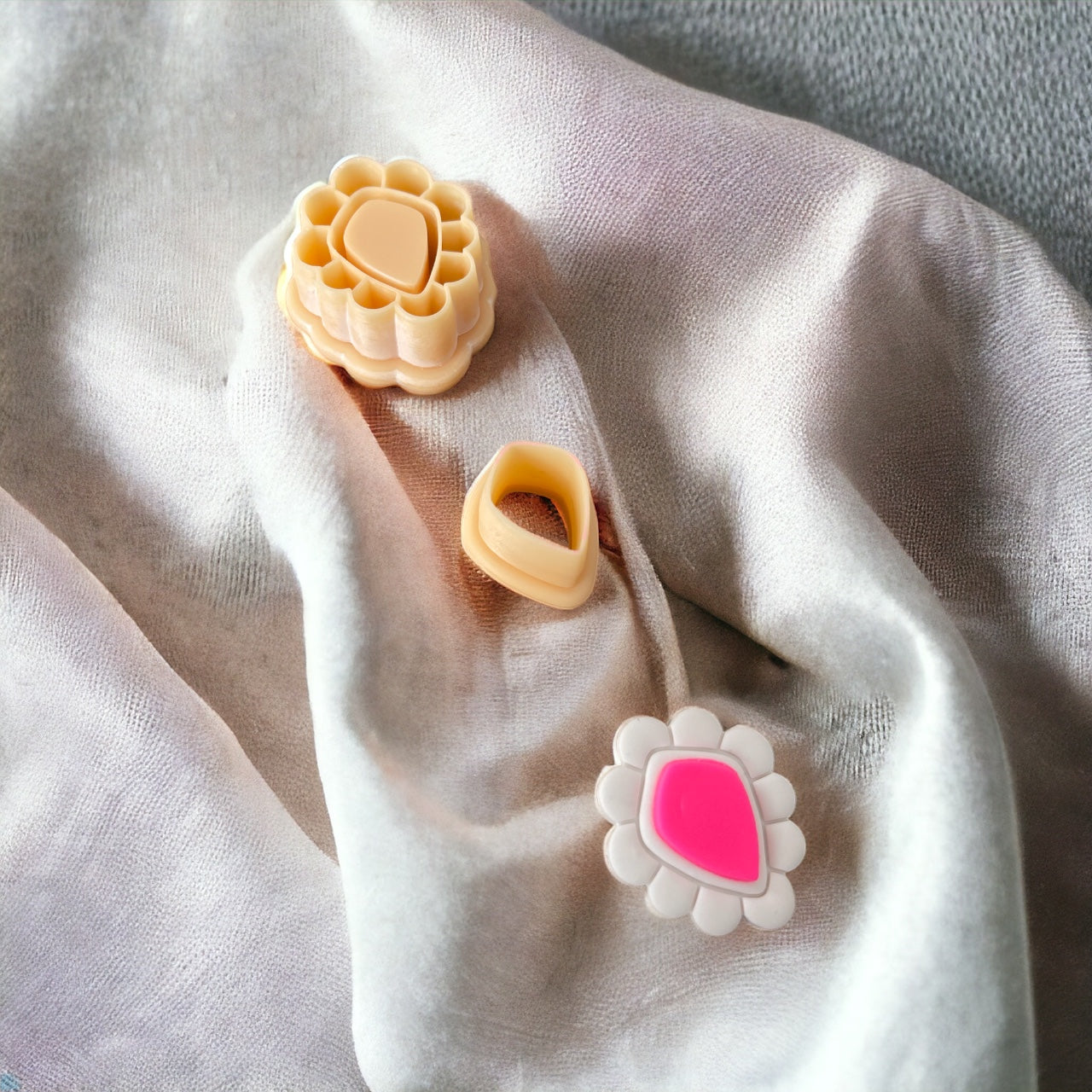 Cortador de argila de polímero em relevo Indi