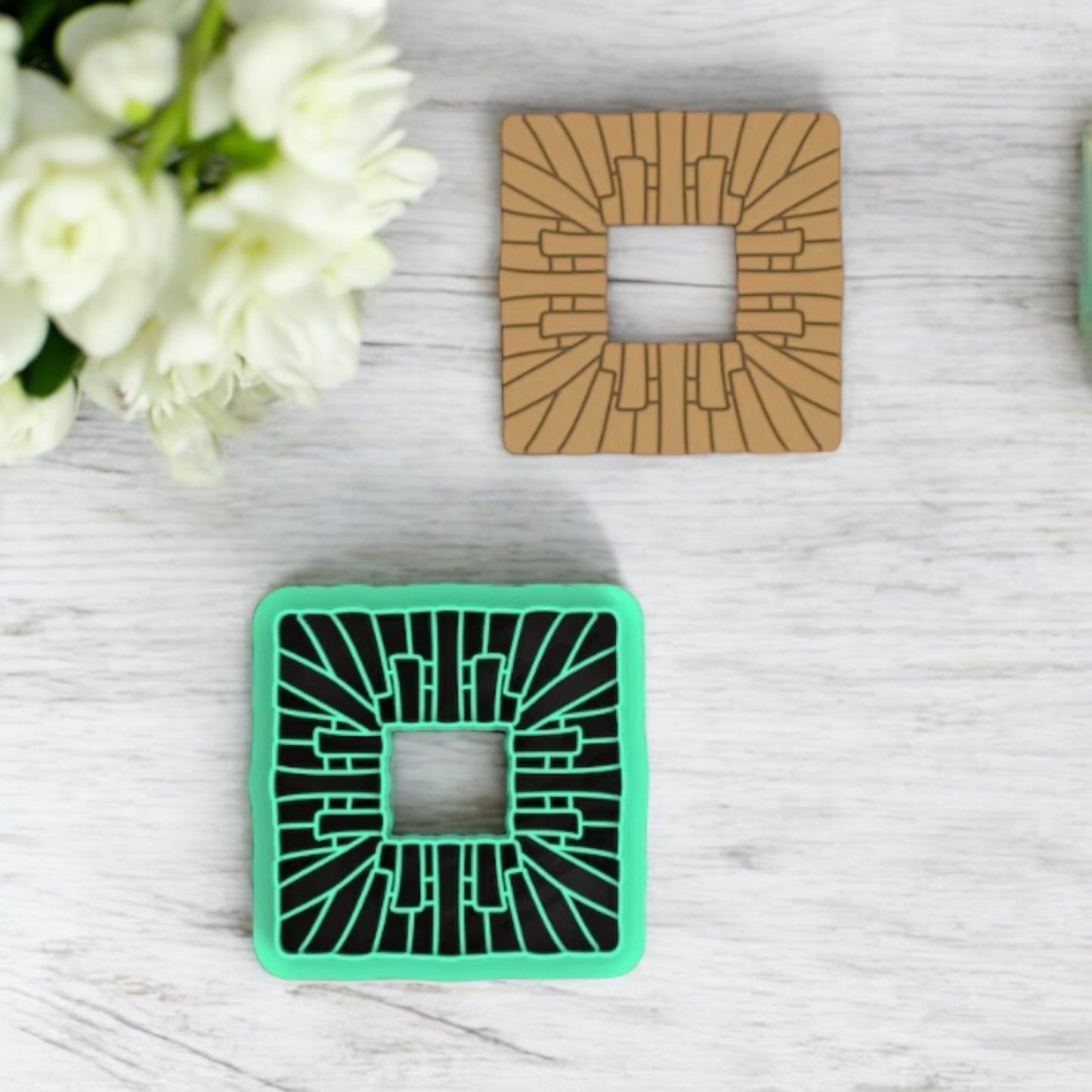 Emporte-pièce carré en rotin pour réaliser des boucles d'oreilles en pâte polymère