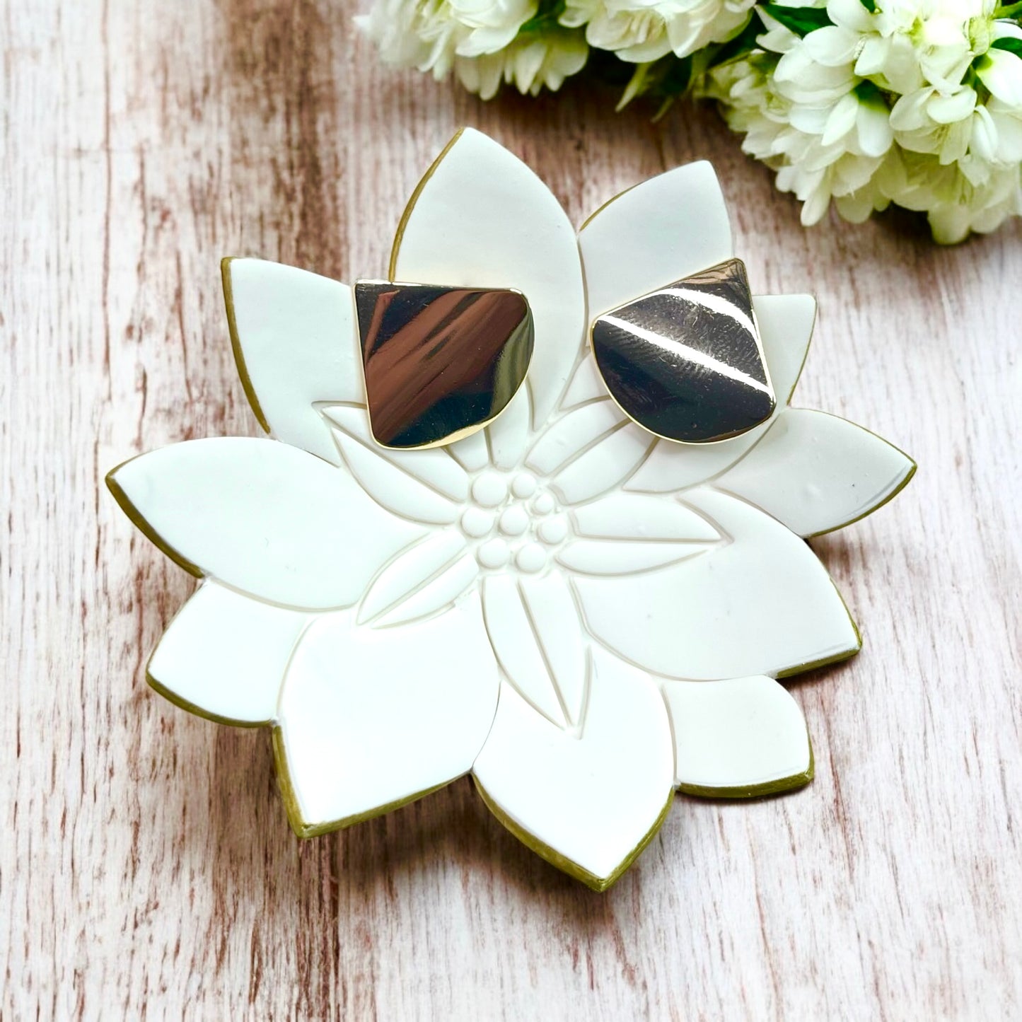Triangulo chapado en oro 24k [2 unidades]