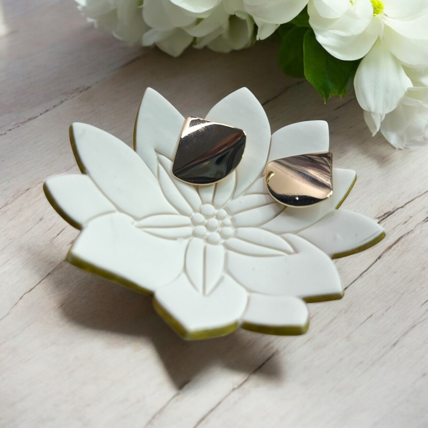 Triangulo chapado en oro 24k [2 unidades]