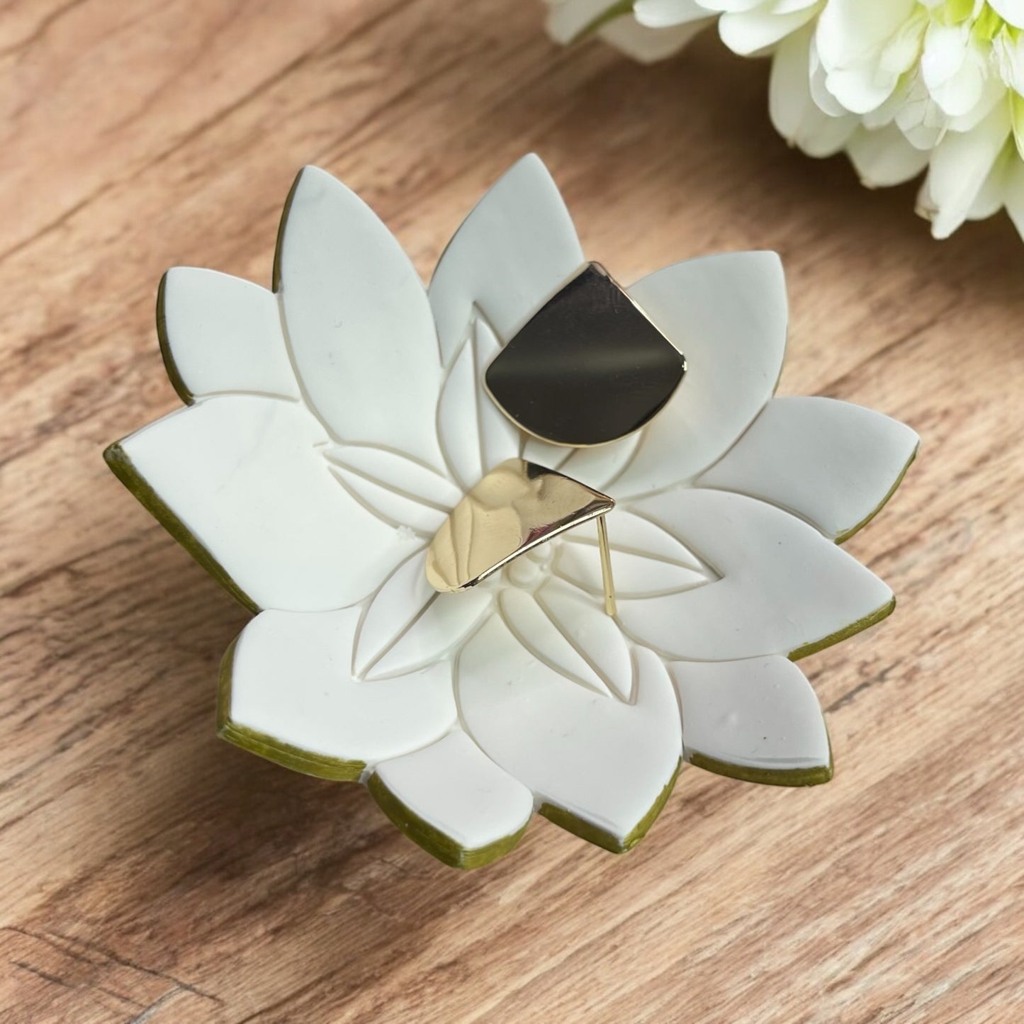 Triangulo chapado en oro 24k [2 unidades]